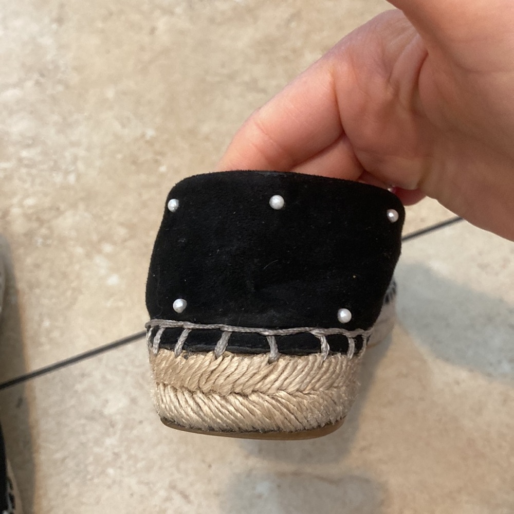 Preowned. EU 39. Black suede w/pearl C’s Authentic. - Picture 5 of 15